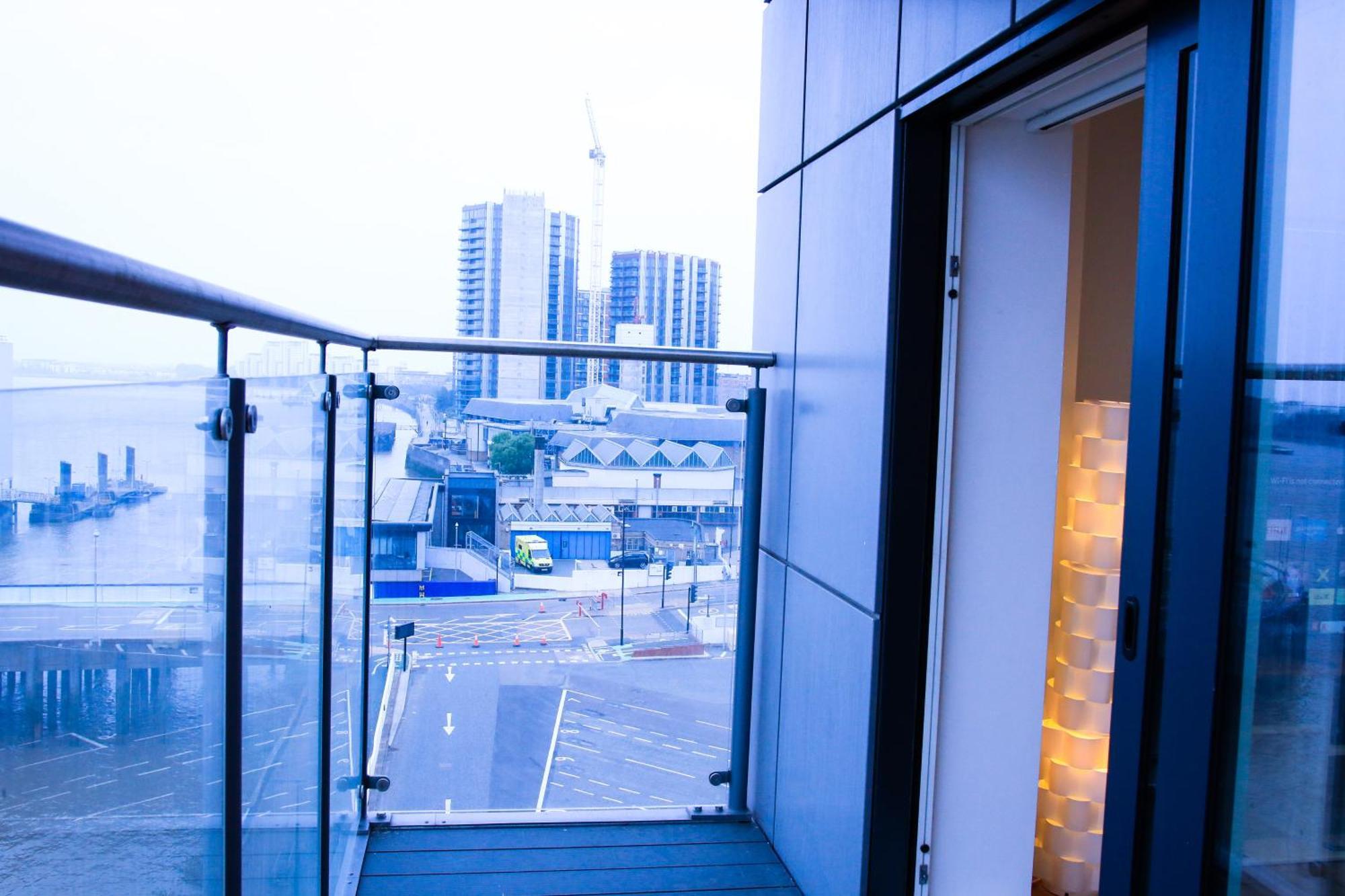 Fezza Luxury Apartment 런던 외부 사진